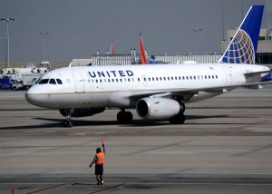 Nhiều chuyên gia cho rằng United Airlines đã hành xử sai.