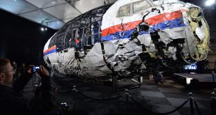 Mảnh vỡ máy bay MH17 được thu thập và ghép lại