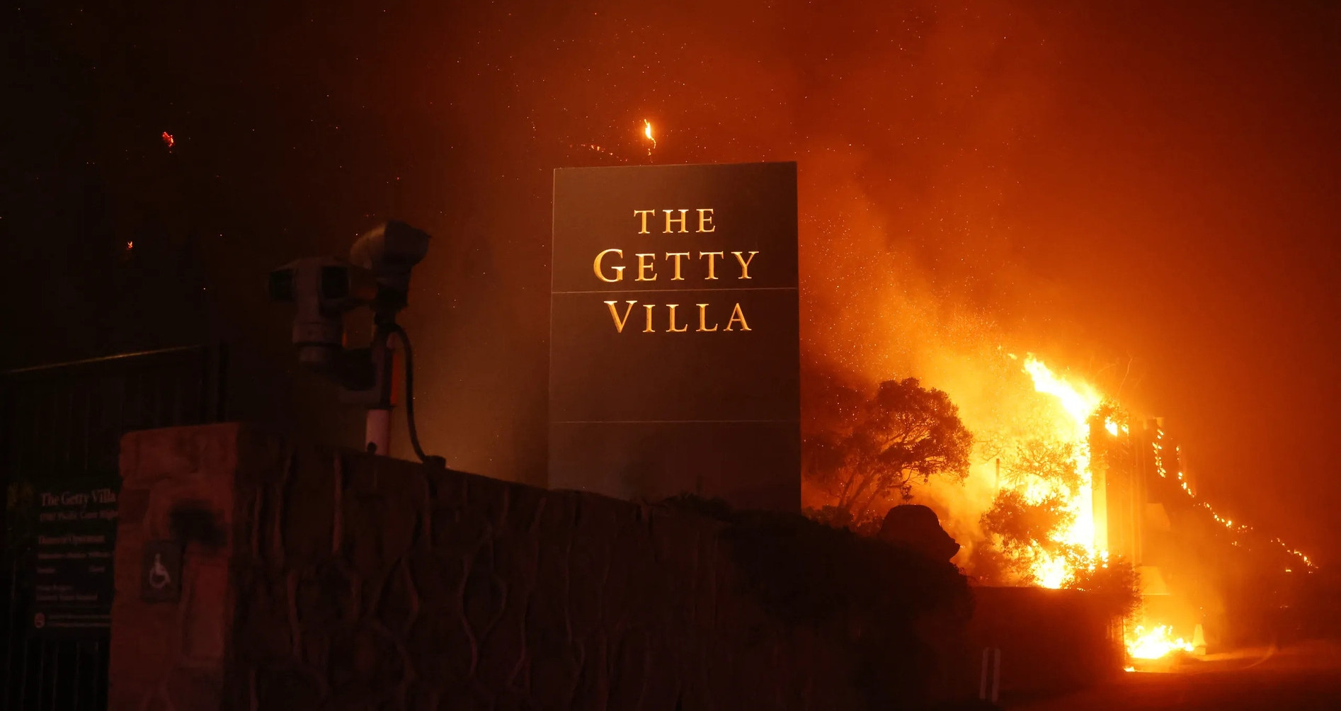 loat-cong-trinh-bieu-tuong-diem-den-noi-tieng-dieu-dung-vi-chay-rung ...